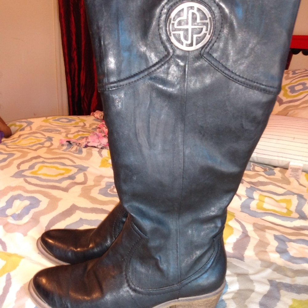 Bare traps boots